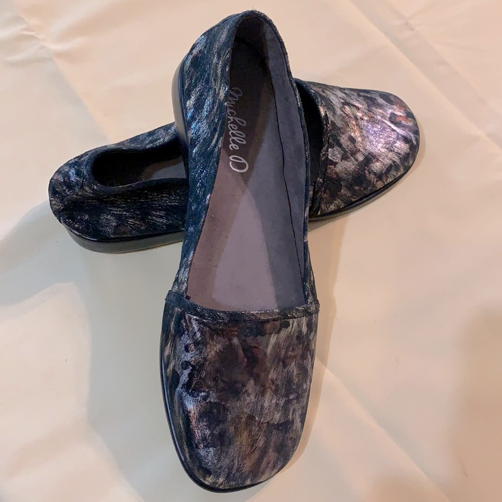 Slip on metallic casual shoes